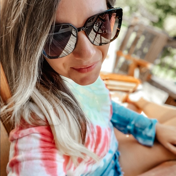 Meet your Posher, Nicole - Picture 2 of 4